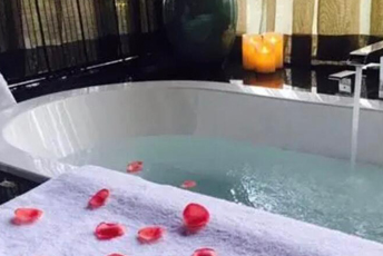 西安碑林区水疗池中的失重冥想:当身体学会漂浮